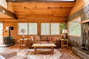 Smart TV, fireplace - MT HOOD CABIN! Remodeled, 2500 sq ft, Sleeps 12! (Rhododendron)