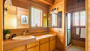 Badkar/dusch, hårtork, handdukar och tvål