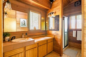 Combined shower/bathtub, hair dryer, towels, soap