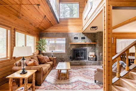 Interior. MT HOOD CABIN! Remodeled, 2500 sq ft, Sleeps 12!