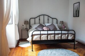 1 quarto, escrivaninha, ferros/tábuas de passar roupa, berço de viagem