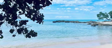 Playa en los alrededores y toallas de playa