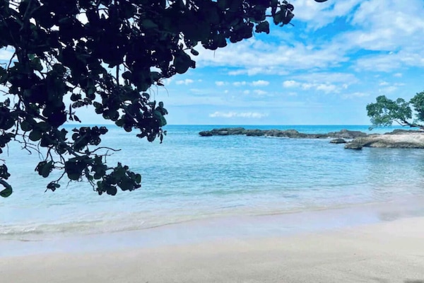 Ubicación cercana a la playa y toallas de playa