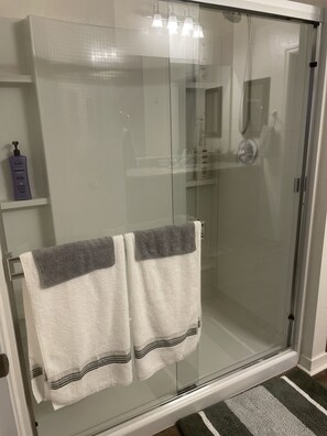 Kombinert dusj/badekar, hårføner, håndklær og såpe
