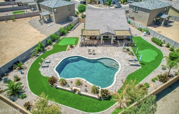 Una piscina al aire libre