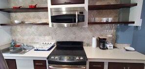 Réfrigérateur, four à micro-ondes, un four, surface de cuisson