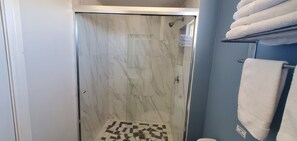 Een douche, een haardroger, handdoeken, zeep