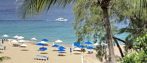 På stranden, solstolar och strandhanddukar