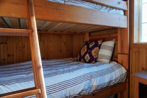 2 室のベッドルーム、デスク、旅行用ベビーベッド、WiFi