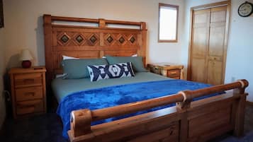 2 bedrooms, desk, travel cot, WiFi