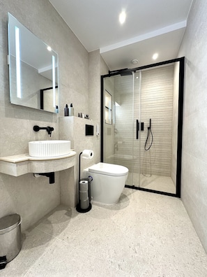Douche, sĂšche-cheveux, bidet, serviettes fournies