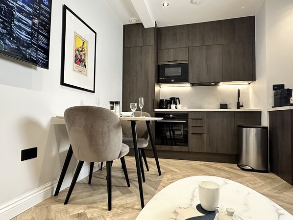 Refrigerador, microondas, horno y parrilla de estufa 