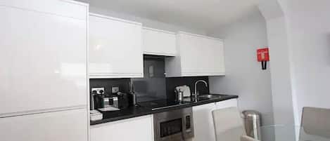 Frigorífico, microondas, horno y placa de cocina