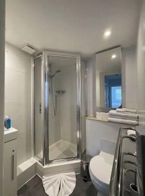 Douche, sèche-cheveux, serviettes fournies, savon