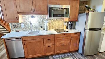 Frigorifero, microonde, piano cottura, lavastoviglie