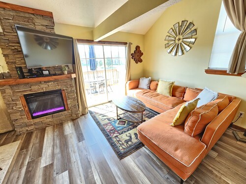 Deer Mountain Branson Suite Overlooking Pointe Royale Golf Course in Branson!