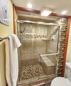 Shower, eco-friendly toiletries, hair dryer, towels - Deer Mountain Branson Suite Overlooking Pointe Royale Golf Course in Branson! (Branson)