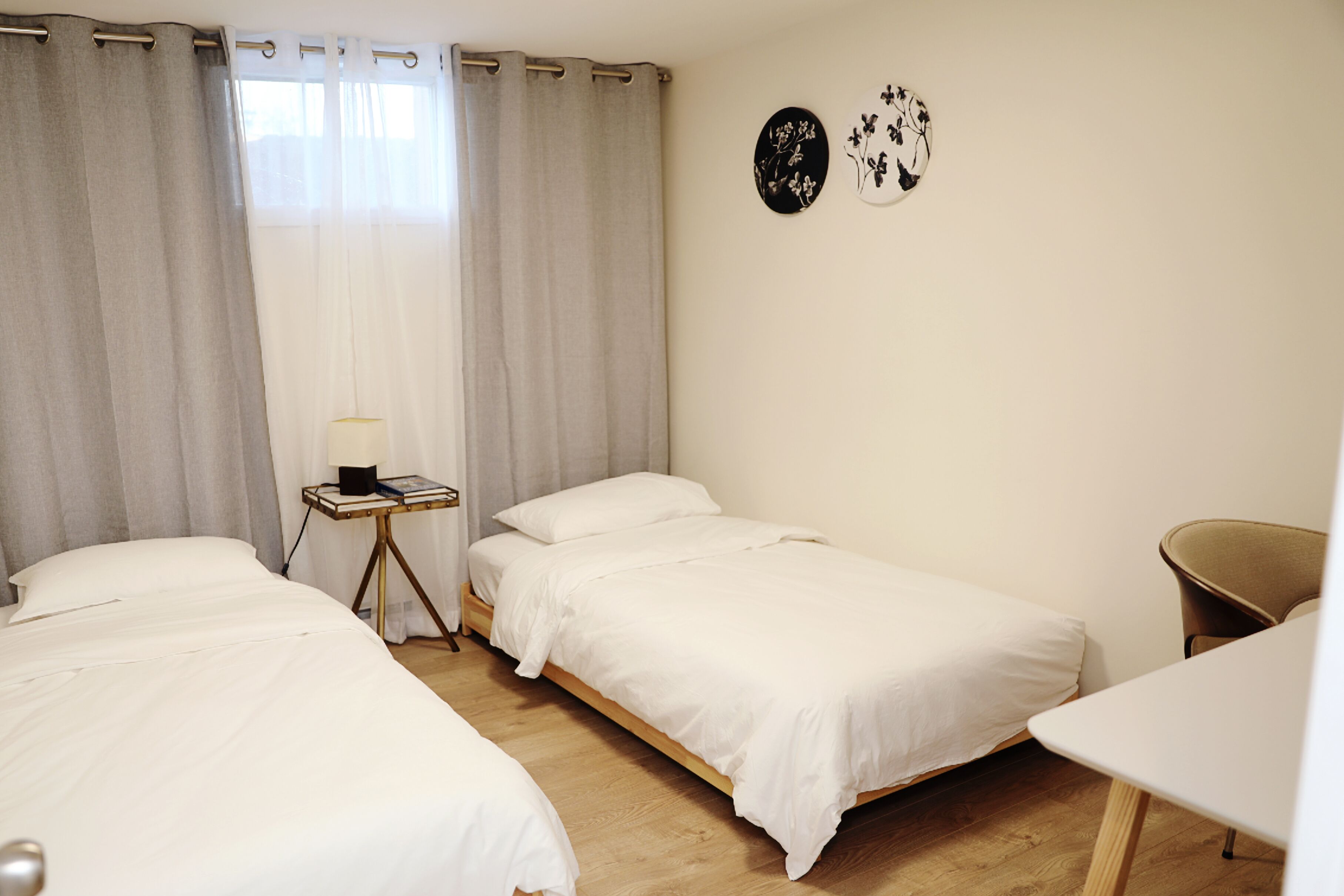 2 habitaciones, escritorio, tabla de planchar con plancha y wifi gratis 