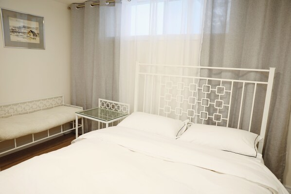 2 chambres, bureau, fer et planche à repasser, accès au Wi-Fi (inclus)