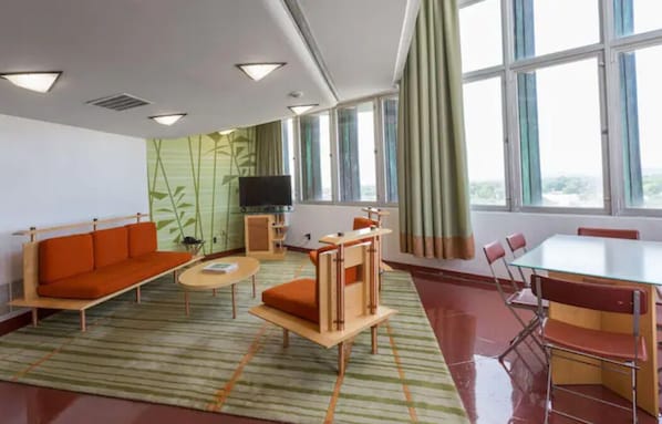 32-inch flat-screen TV with satellite channels, TV - Inn at Price Tower (Bartlesville)