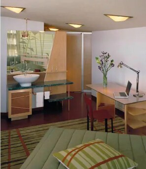 Junior Single Room | In-room safe, desk, blackout drapes, iron/ironing board - Inn at Price Tower (Bartlesville)