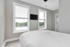 2 bedrooms, free WiFi - Happy Place - DT Fuquay, Top Floor, Best Skyline View (Fuquay-Varina)