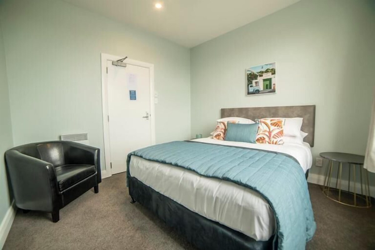 WiFi (free), bed sheets