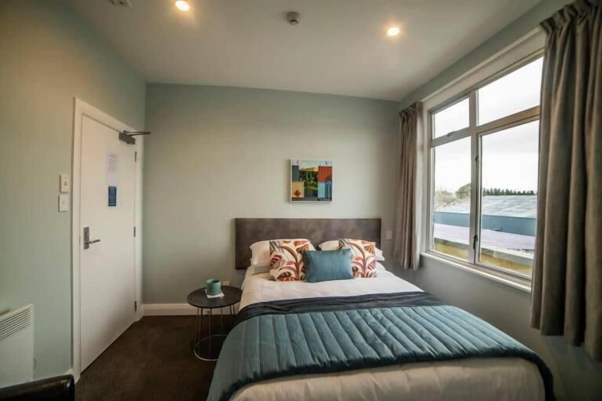 WiFi (free), bed sheets
