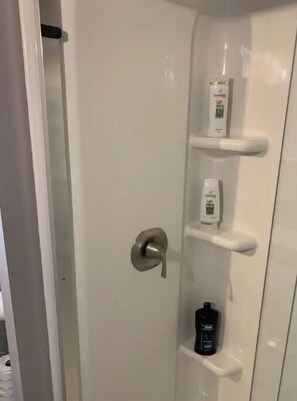 Badewanne, Haartrockner, Handtücher, Seife
