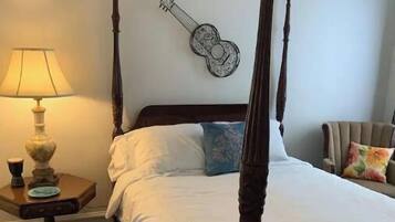 5 bedrooms, desk, iron/ironing board, WiFi