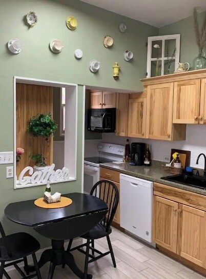 SERENITY IN THE CITY - 5 BR College Ave by F & M