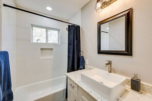 Duschwanne, Haartrockner, Handtücher, Seife