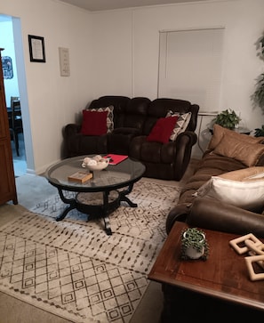 Smart TV, fireplace, DVD player, stereo - The Three C's...Calm, Classy & Comfortable! (Kansas City)