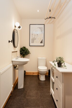 Badewanne, Haartrockner, Handtücher