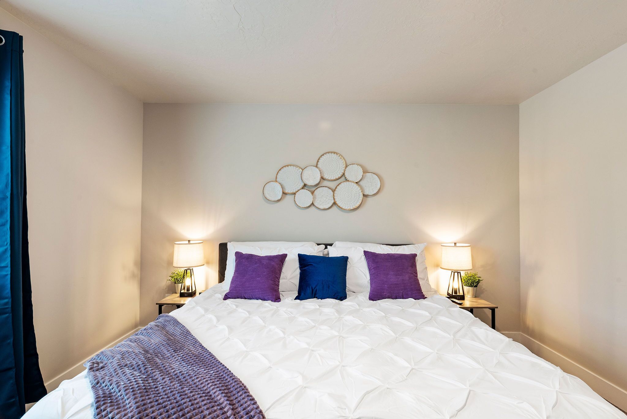 Work | Play | 3 King Beds | 300+ Wifi | Top Floor