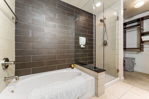 Tina con regadera, secadora de cabello, bidet, toallas 