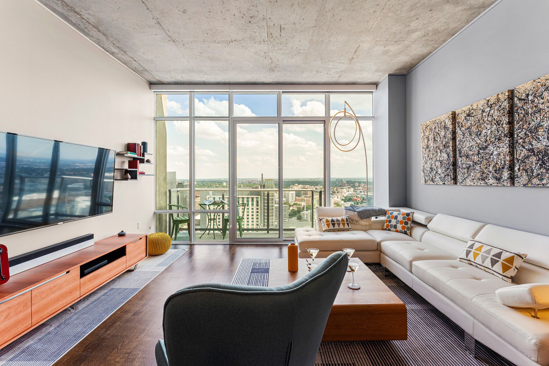 TV connectée, livres, écrans d'ordinateur