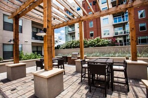 Outdoor dining - Spacious Downtown/Gulch Condo - 2bed/2bath (Nashville)