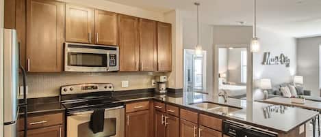 Frigorífico, microondas, horno y placa de cocina