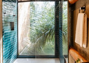 Shower, rainfall showerhead, free toiletries, hair dryer