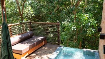 Una cassaforte in camera, con stile personalizzato, postazione laptop