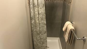 Combined shower/tub, towels