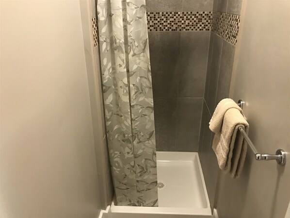 Ensemble douche/baignoire, serviettes fournies