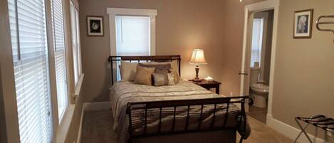 2 bedrooms, desk, WiFi, bed sheets