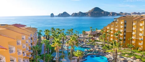 Utendørsbasseng og et oppvarmet basseng