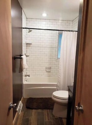 Ensemble baignoire-douche, séchoir à cheveux, serviettes fournies, savon