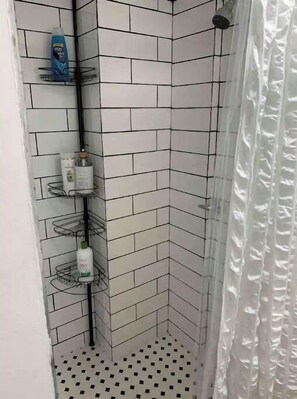 Bañera con ducha, secador de pelo, toallas, jabón