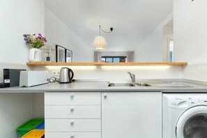 Réfrigérateur, four à micro-ondes, un four, surface de cuisson