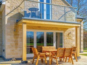 Outdoor dining - 3 bedroom accommodation in Baston, near Stamford (Baston, near Stamford)
