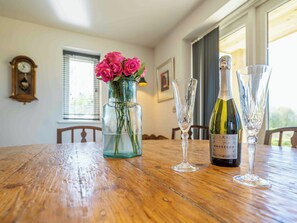 Dining - 3 bedroom accommodation in Baston, near Stamford (Baston, near Stamford)